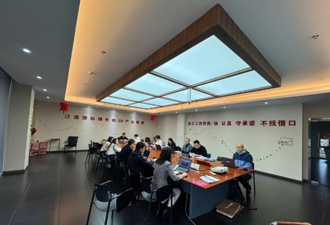 為深入貫徹中共中央、國務(wù)院印發(fā)的《國家標準化發(fā)展綱要》，落實加快數(shù)字化發(fā)展、建設(shè)數(shù)字中國的戰(zhàn)略部署，和《上海市全面推進城市數(shù)字化轉(zhuǎn)型“十四五”規(guī)劃》，推進上海城市數(shù)字化轉(zhuǎn)型標準化建設(shè)，數(shù)造科技積極響應(yīng)這一號召，成為上海市浦東新區(qū)第一批試點數(shù)字化改造企業(yè)之一，并順利通過驗收。  圖片  圖片  圖片  圖片  圖為上海市城市數(shù)字化轉(zhuǎn)型工作領(lǐng)導(dǎo)小組部分領(lǐng)導(dǎo)和南匯工業(yè)園區(qū)領(lǐng)導(dǎo)、上海數(shù)造領(lǐng)導(dǎo)班子成員參加數(shù)字化改造驗收答辯  圖片  參觀上海數(shù)造大廳的數(shù)字化制造“黑湖小工單”生產(chǎn)工序看板  數(shù)造科技自成立之初，創(chuàng)始人趙毅博士就以“數(shù)造”為企業(yè)命名，蘊含數(shù)字化制造和變革的深遠意義，與此時政府推進聚焦制造業(yè)與數(shù)字化改造深度融合。未來，數(shù)造科技將不斷提升公司智能化、數(shù)字化、信息化改造力度，全面提升公司綜合管理和運營水平，著力實現(xiàn)智能制造高質(zhì)量發(fā)展。